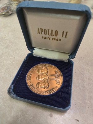 Vintage Apollo 11 NASA Moon Landing Paper Weight Commemorative Coin Astronaut