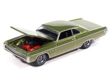 Auto World 1971 Plymouth Sport Fury GT 1:64 Green