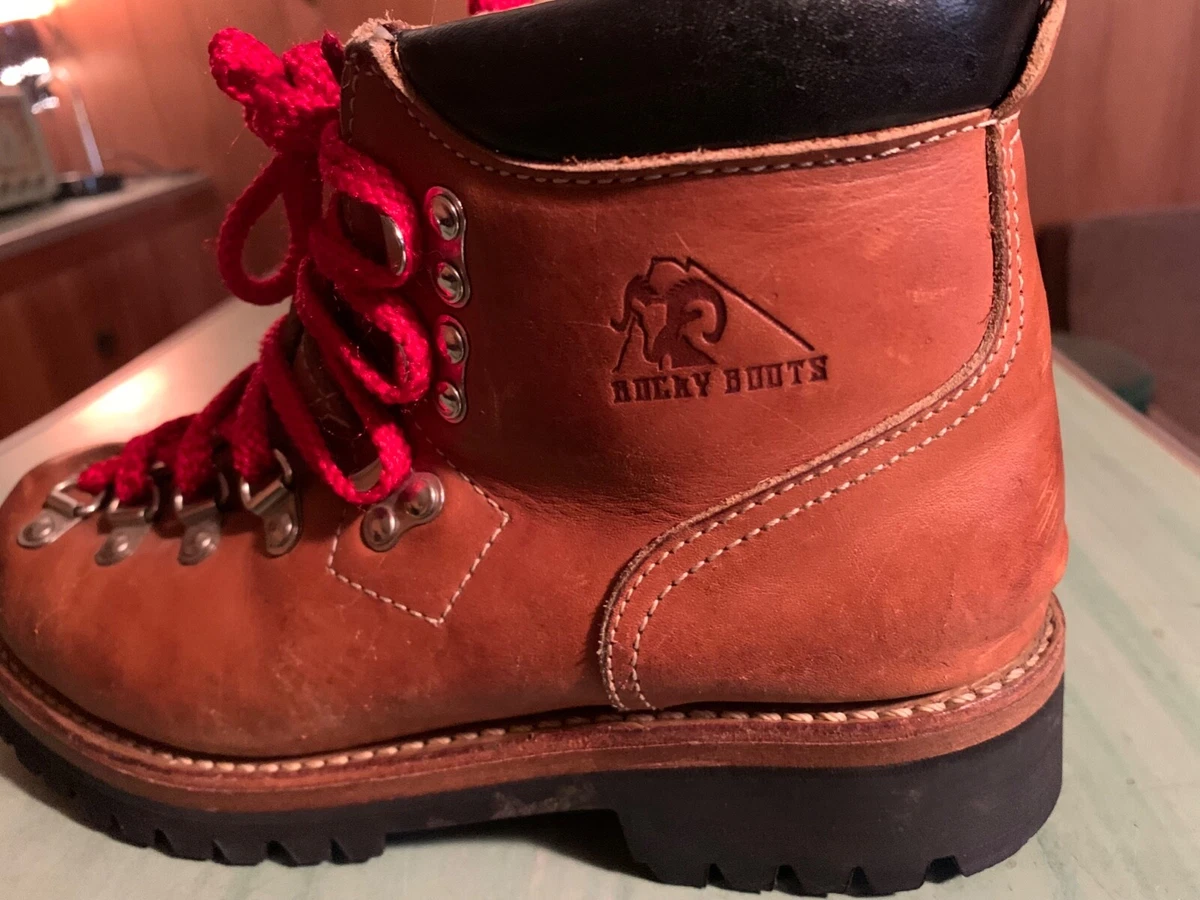 Hiking boots clearance with red shoelaces
