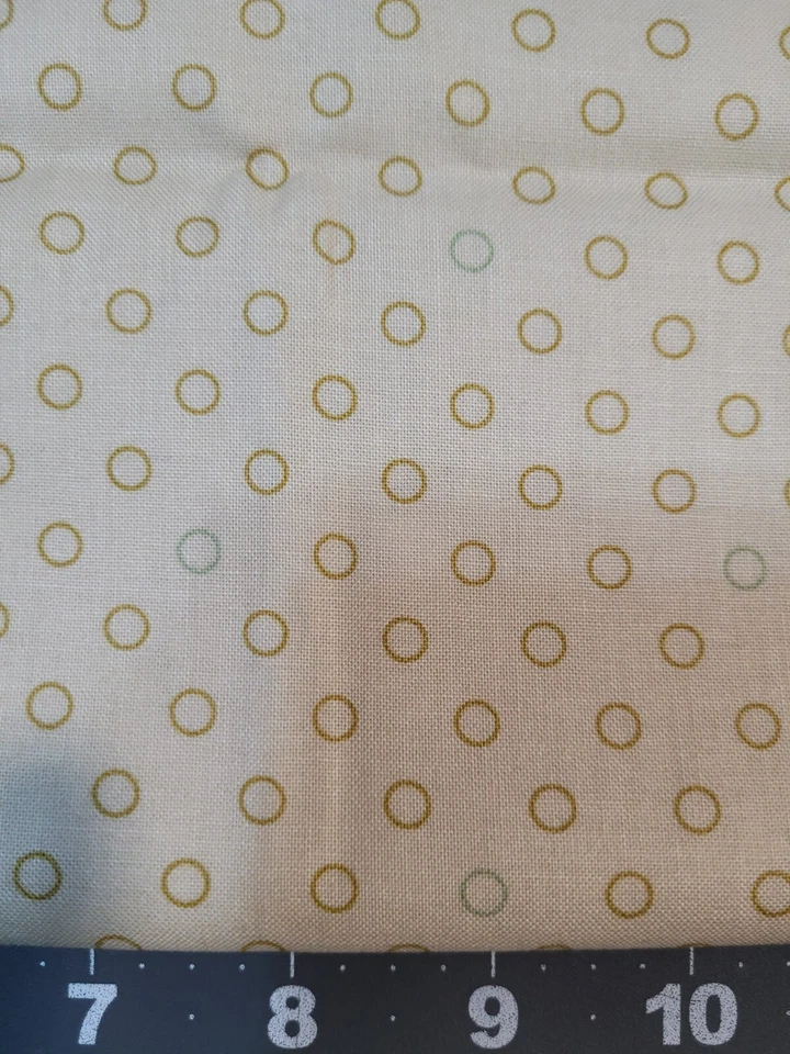 Желтовато-коричневая и шалфейная ткань с кругами на бежевой хлопчатобумажной ткани от Andover Fabrics 1 ярд - Изображение 2 из 4