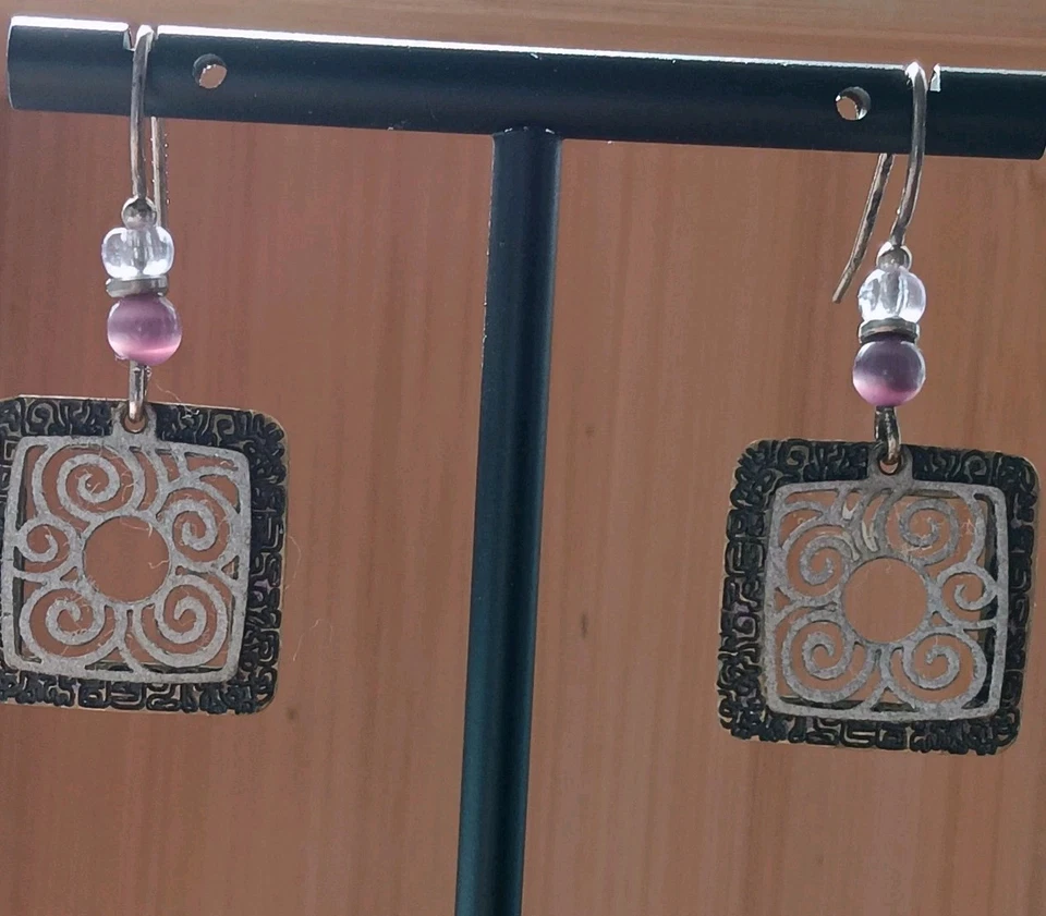 Brincos Adajio, armação de filagrana, centro de metal, detalhes roxos e detalhes intrincados  - Imagem 2 de 4