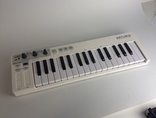 Arturia KeyStep 32-Key USB MIDI Keyboard Controller & Step Sequencer (white)