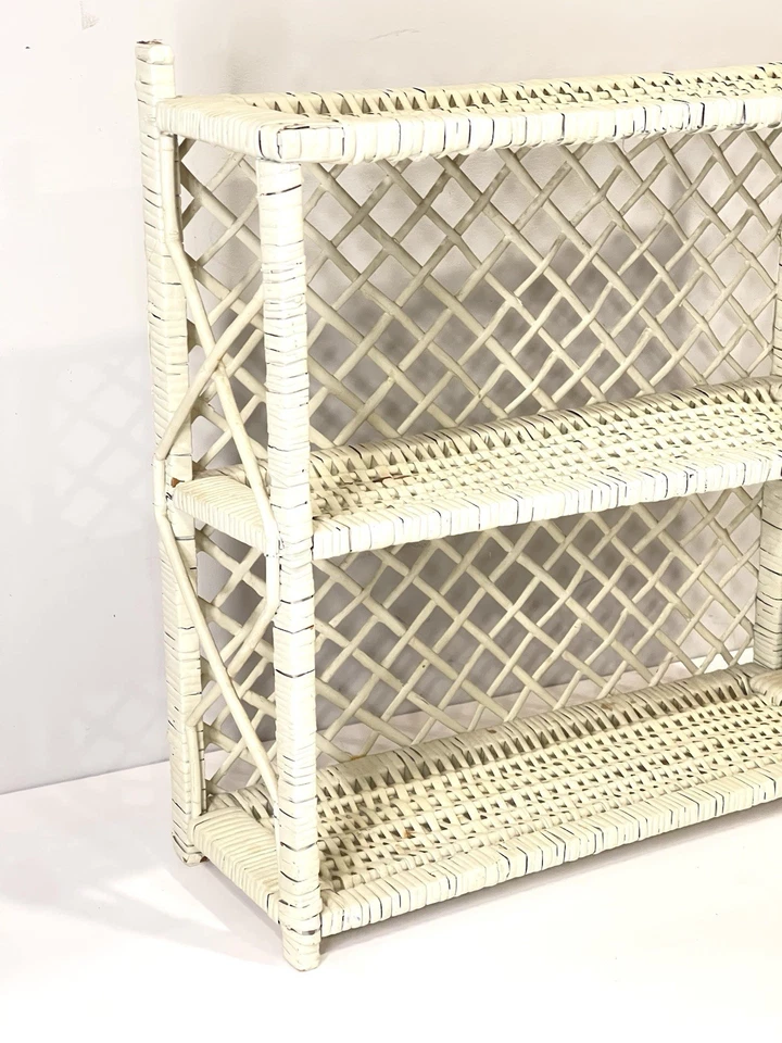 Estante vintage de mimbre blanco. Moderno Mid Century | Estante de tres niveles de ratán Foto 3 de 4