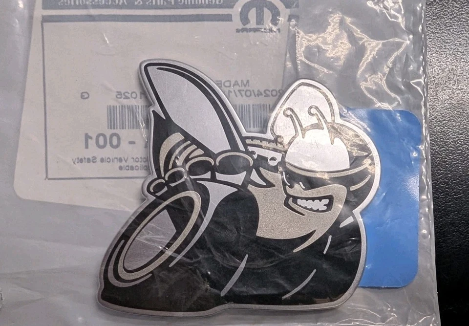 JEEP DODGE CHRYSLER RAM SCAT PACK EMBLEMA ABEJA INSIGNIA DERECHA MOPAR 68469496AA Foto 2 de 4