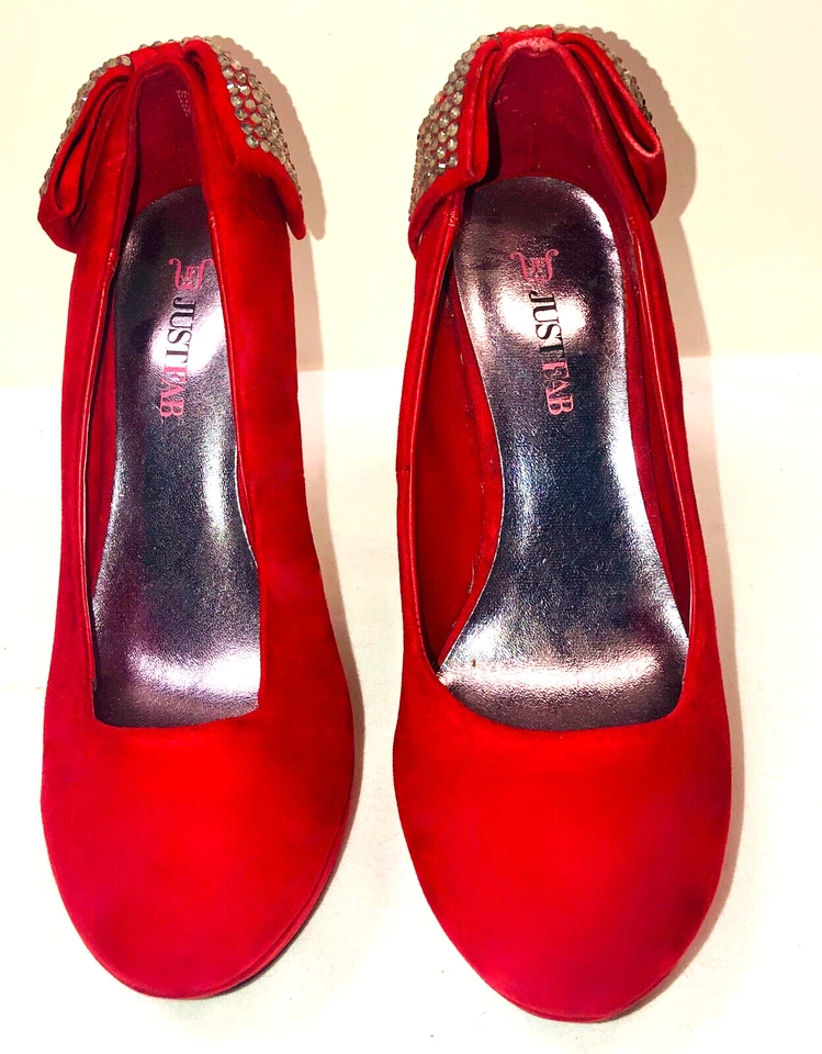 Tacones de plataforma de aguja con lazo de diamantes de imitación de gamuza rojos de JUST FAB talla 6 1/2 Foto 4 de 4