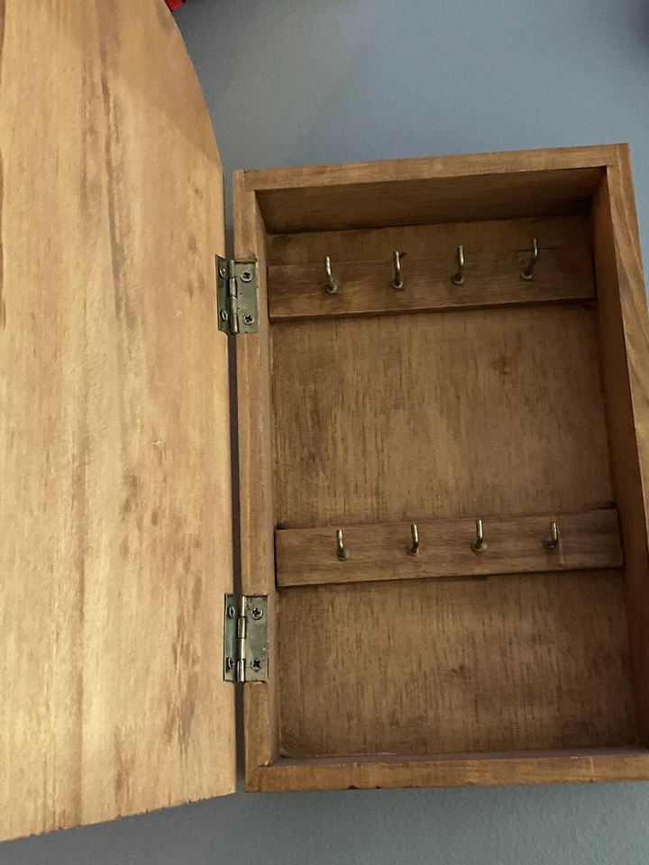 Caja de gabinete porta llaves de pared de madera pintada a mano vintage firmada Sherrill Foto 3 de 4