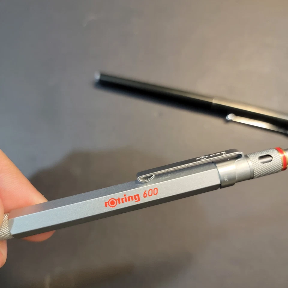 Lote de 2 bolígrafos vintage Rotring 600 plateados y unas plumas estilográficas negras 700 Foto 2 de 4