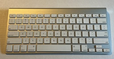 Apple Wireless Bluetooth Keyboard A1314 - Tested Working  New Batteries Included