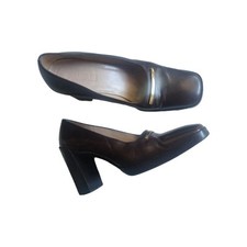 Gucci Rounded square toe, block heel, understated gold hardware, brown. 6.5 Vtg