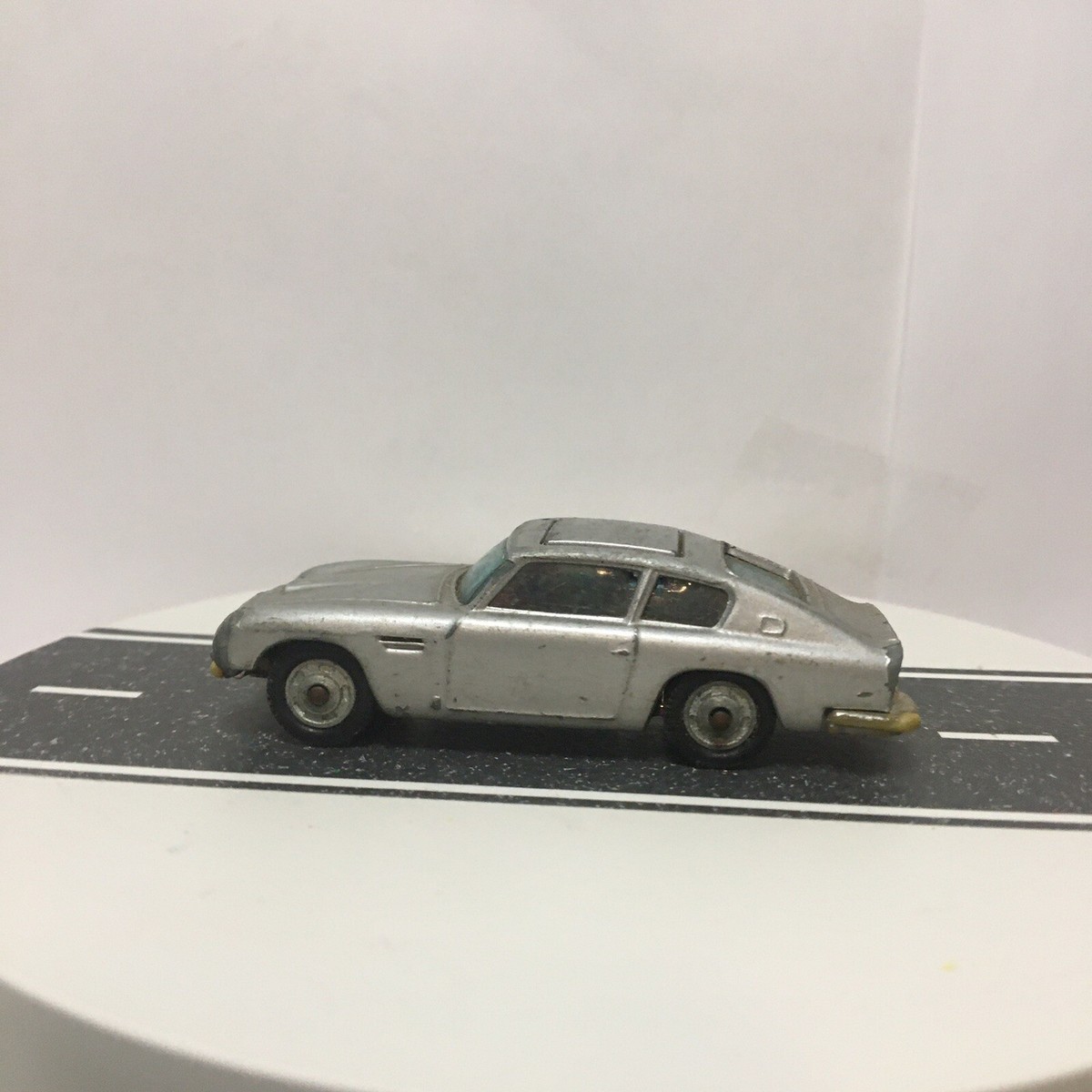 CORGI TOYS　ASTON MARTIN ミニカー ジェームズ・ボンド Amazon.com: Corgi Diecast James Bond Aston Martin DBS