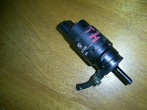 BMW E30 316i Touring Waschwasserpumpe Wischwasserpumpe 1377830 hinten links