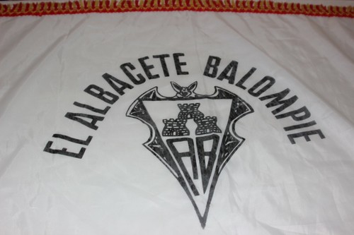 BANDERA DE FUTBOL ANTIQUISIMA DEL ALBACETE BALOMPIE FLECOS COLORES ESPAÑA - Imagen 2 de 2