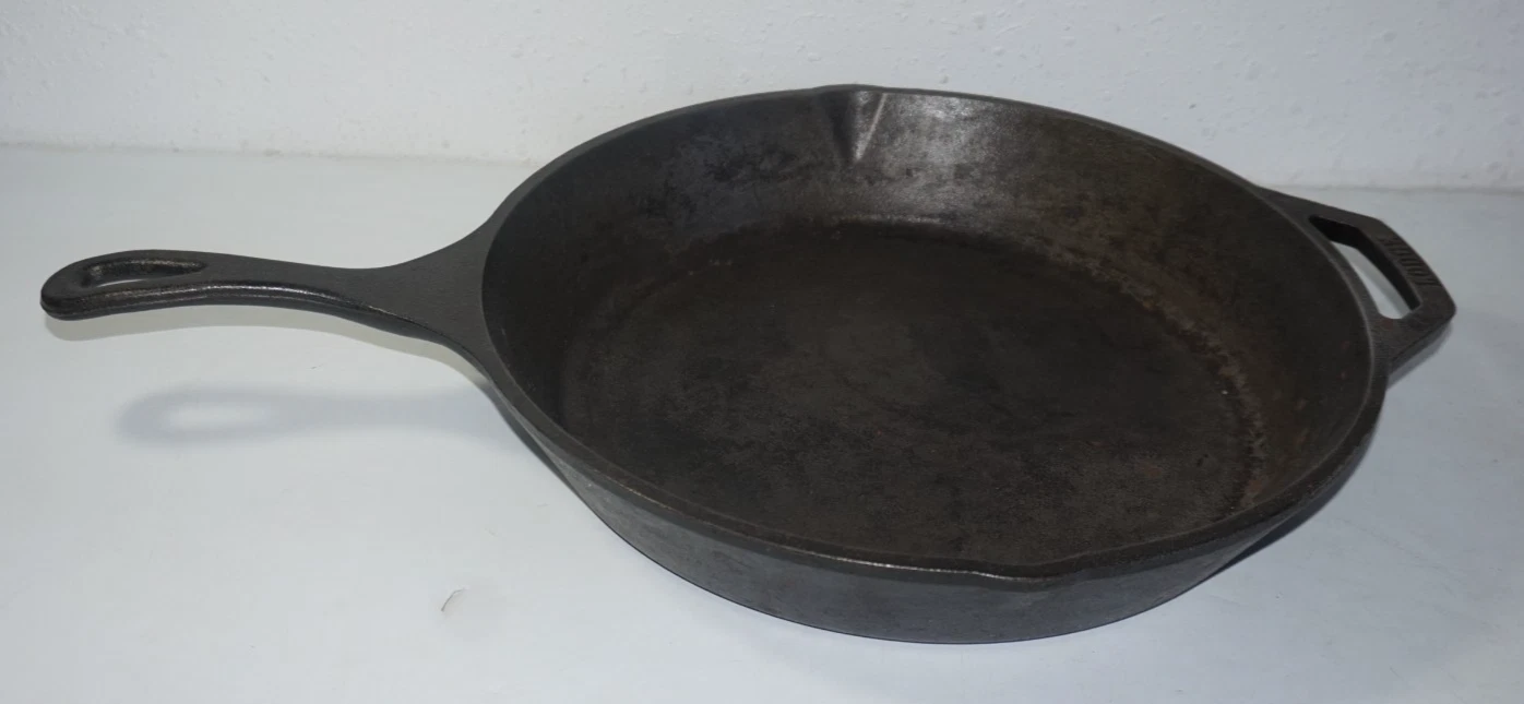 VTG Lodge 12SK Skillet Frying Pan Double Spout Cast Iron USA 10 1/2 pounds