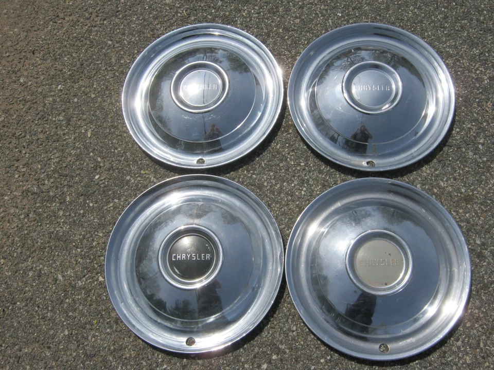 Tapacubos originales de fábrica 1950 Chrysler Saratoga Windsor cubiertas de rueda Foto 2 de 4