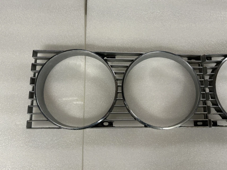 Комплект оригинальных удлинителей для ободка/решетки фары 1968 Lincoln Continental правая и левая - Изображение 3 из 4