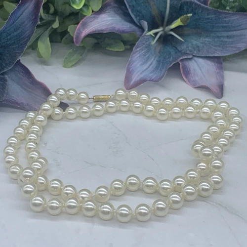 OFF WHITE Collana di perle finto vetro bianco sporco annodata a mano chiusura a botte • Gioielli vintage