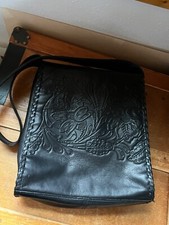 Borsa Cafe by Marlo nera in pelle lavorata a fiori con manico superiore e tre scomparti
