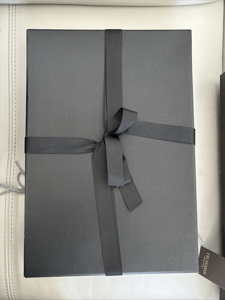 Ellie Tahari 100% Cashmere Throw Grey  gift box 50” X 60” - Image 4 of 4