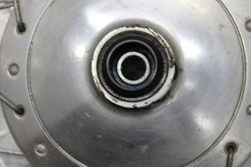 Honda C200 Touring 90 1964 llanta delantera Foto 3 de 4