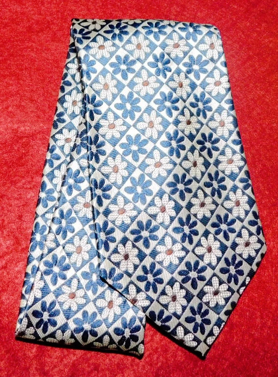 J. CORBATA FLORAL AZUL/BLANCO/BEIGE HECHA POR TRIPULACIÓN EN EE. UU. - CORBATAS PARA EL CUELLO - CORBATAS DE DISEÑADOR Foto 2 de 3