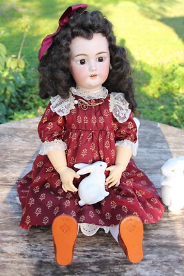 Petite poupée antique allemande en biscuit avec trousseau Simon&Halbig