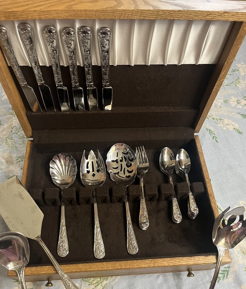 Reed&Barton aço inoxidável prata com padrão de flores nas alças em caixa de madeira - Imagem 2 de 4