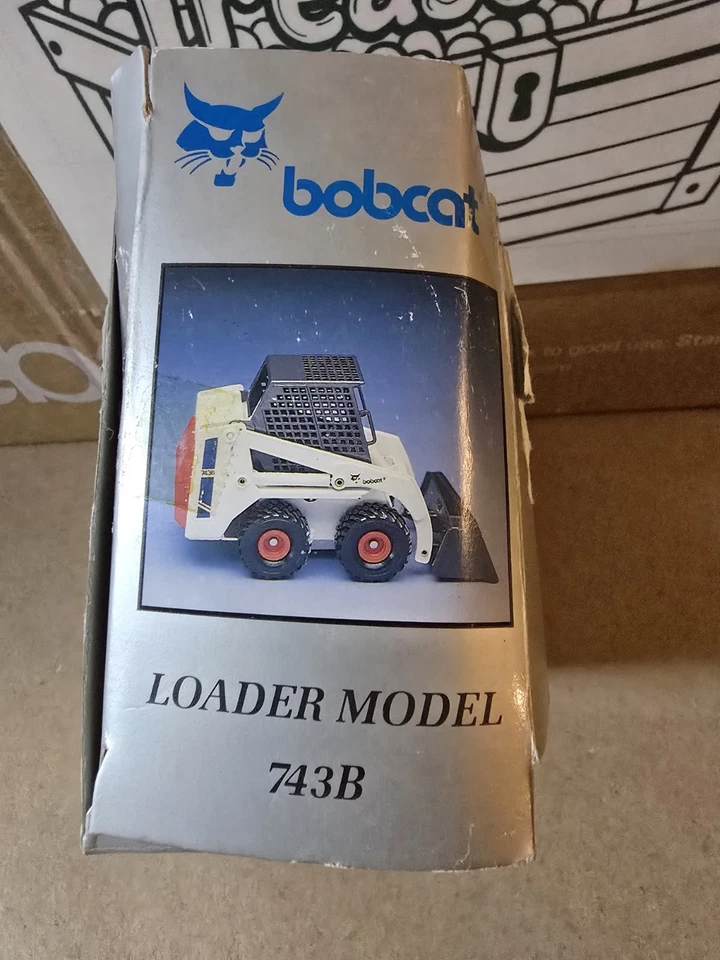 Wan Ho Melroe Co. 1:19 Bobcat Loader Model 743B Diecast Construction Equipment - Image 4 of 4