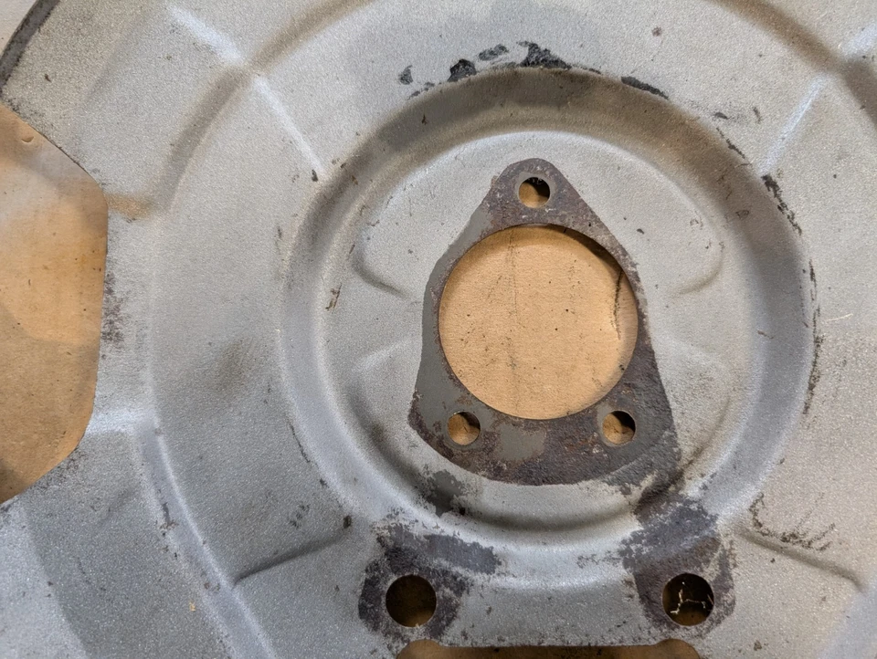 Cubiertas antipolvo de freno delanteras Porsche 914 OEM (par) parcialmente con chorro de medios Foto 3 de 4