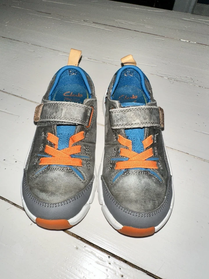Zapatillas deportivas Clarks de cuero gris claro de 9,5 anchas para niños pequeños Foto 2 de 4
