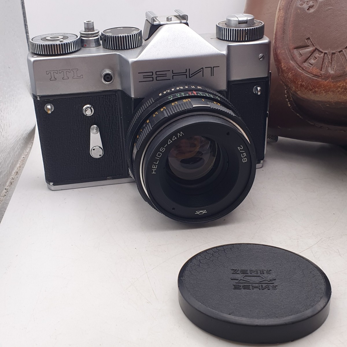 ZENIT TTL 35mm Camera W/ Helios 44M 58mm f2 Lens & Orig Leather