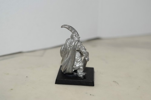 Warhammer Marauder Dark Elf Captain with Sword and Crossbow (OOP, 1980s) - Picture 7 of 12