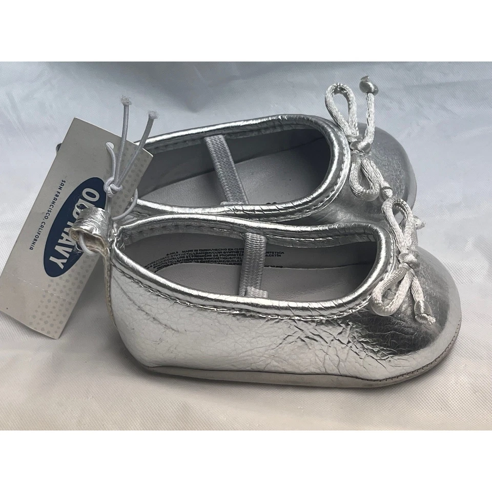 Old Navy 女宝宝银色芭蕾舞鞋 - 全新 - 0-3 MOS  — 第 2/4 张图片