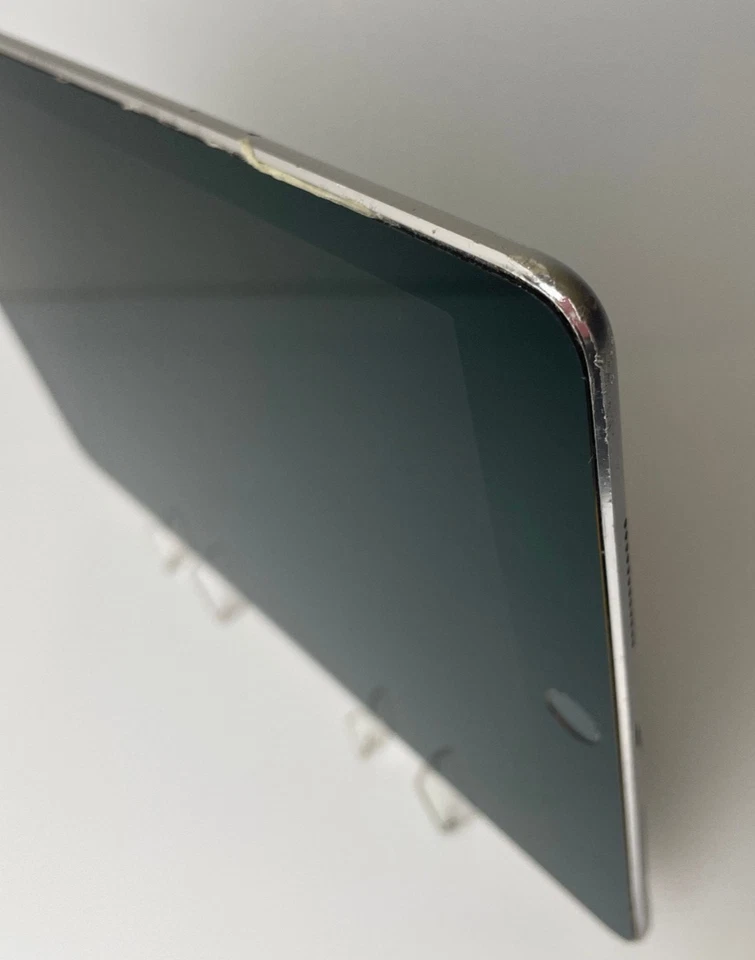 Minor fault: iPad Pro 9.7" (2016) 128GB Cellular Space Grey - Used Ref1721 - Image 3 of 4