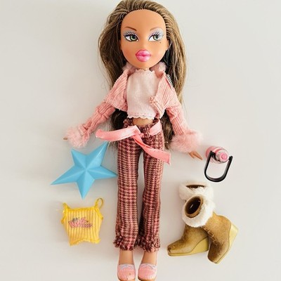 Bratz Campfire Yasmin Puppe mit Kleidung, Schuhen & Zubehör. Winterboutique  