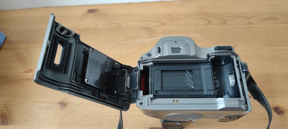 Olympus IS-20 Advanced 35mm Film Bridge Camera with Big Zoom Lens - Boxed - Image 4 of 4