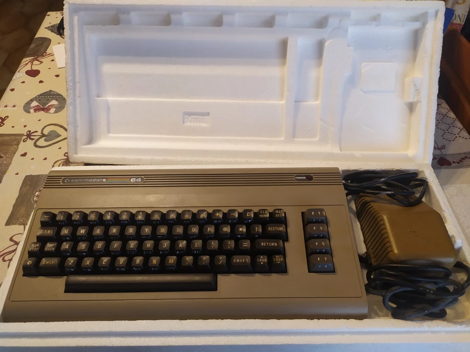commodore 64 biscottone in ottime condizioni, come nuovo, unico proprietario. - Immagine 4 di 4