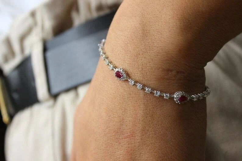 Brazalete de tenis de diamantes y rubí simulado corte pera de 2 quilates enchapado en oro blanco de 14 quilates Foto 2 de 4