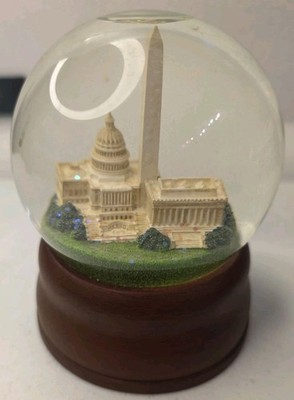 Smithsonian Institution Washington DC Skyline Water Globe Snow Globe Souvenir