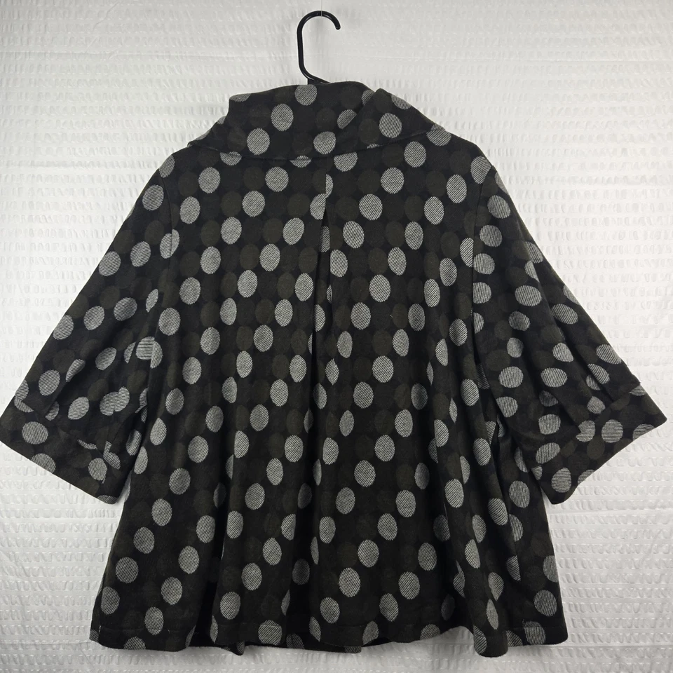 Chaqueta tejida con cuello abotonado a lunares verde y blanco Damee Inc XL arte para usar Foto 2 de 4