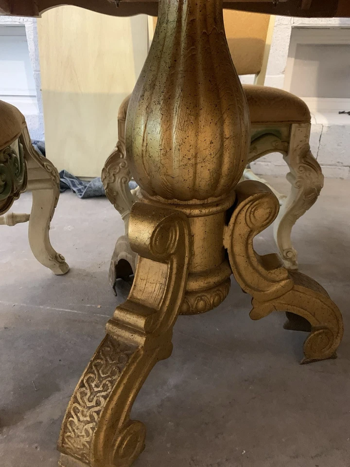 Antiguo juego de comedor francés estilo provincial con mesa y seis sillas Foto 4 de 4