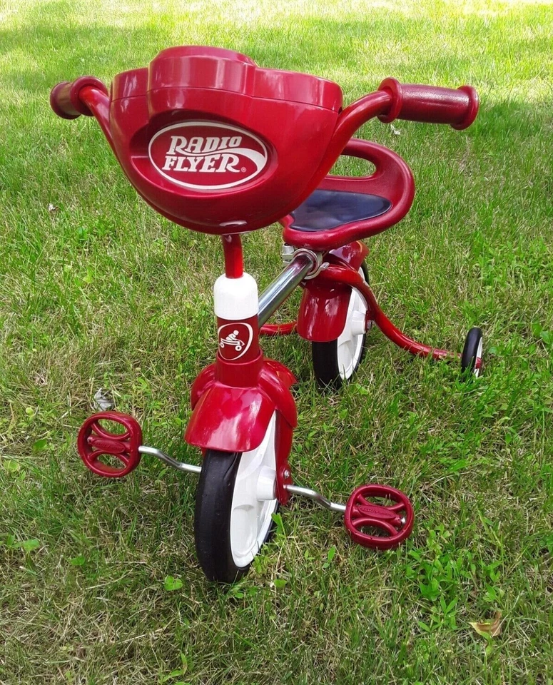 Radio Flyer bicicleta de 4 rodas, luzes e sons elétricos, descontinuado, Ex. Cond. - Imagem 2 de 4