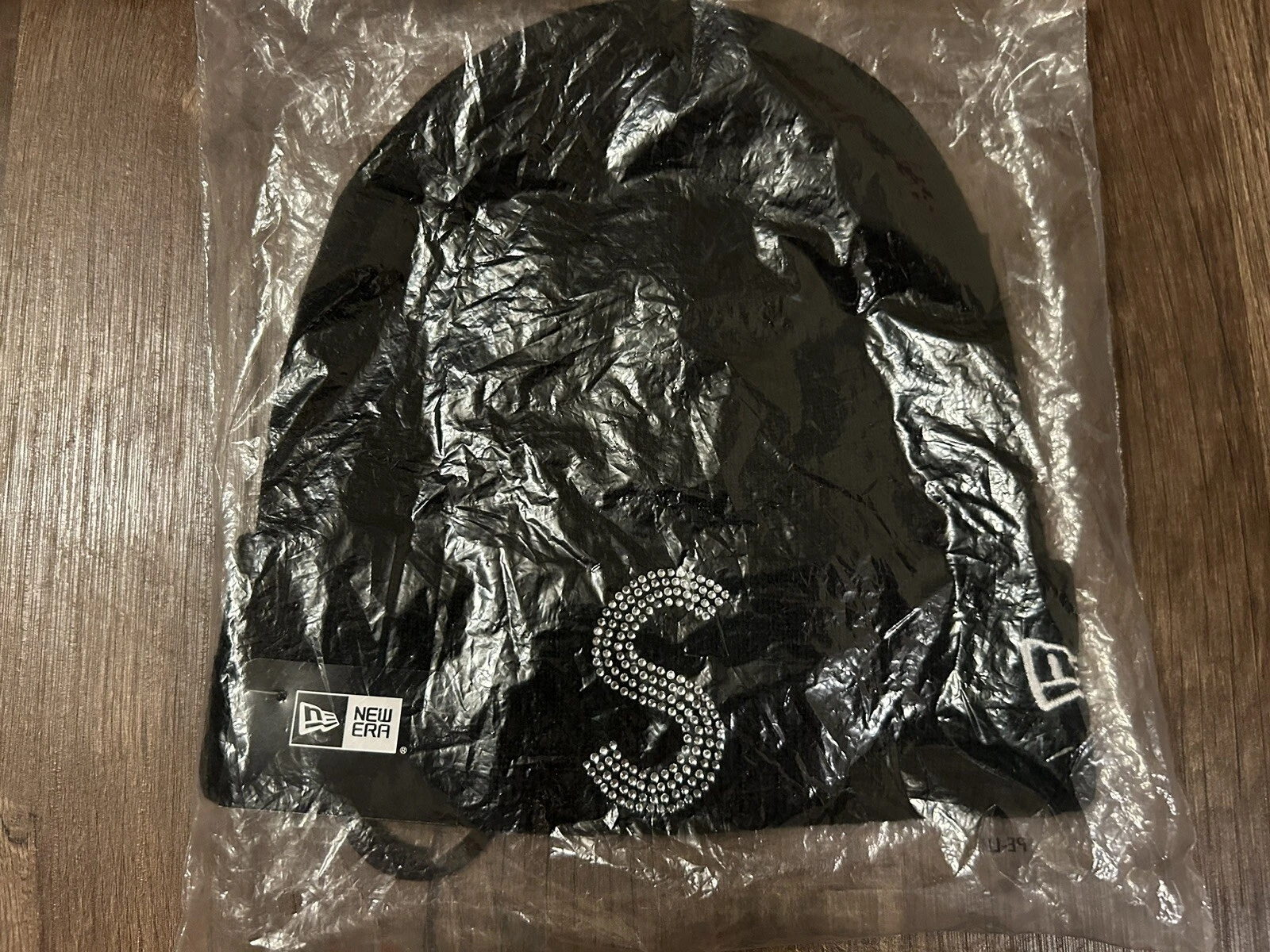 Bonnet noir neuf dans son emballage   Supreme New Era x Swarovski S logo