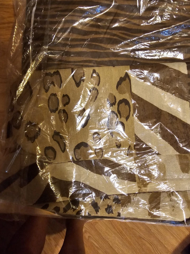 Falda Cama Queen Con Estampado de Rayas y Leapord Nueva. Foto 3 de 3