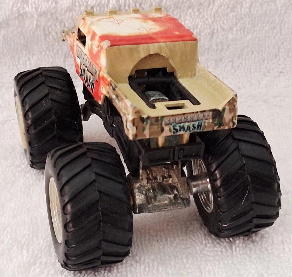 Hot Wheels 2004 Monster Jam Sergeant Smash 1:64 Diecast Truck Metal Base - Image 3 of 4