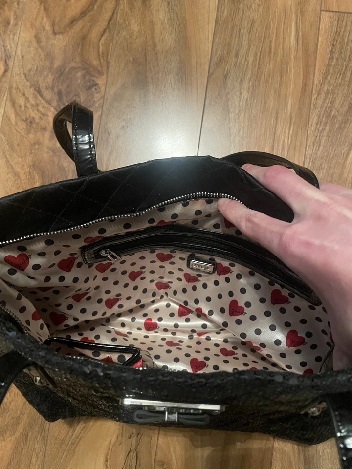Bolso de Hombro GUESS Negro Acolchado Lentejuelas - Forro Corazón y Lunares Foto 2 de 4