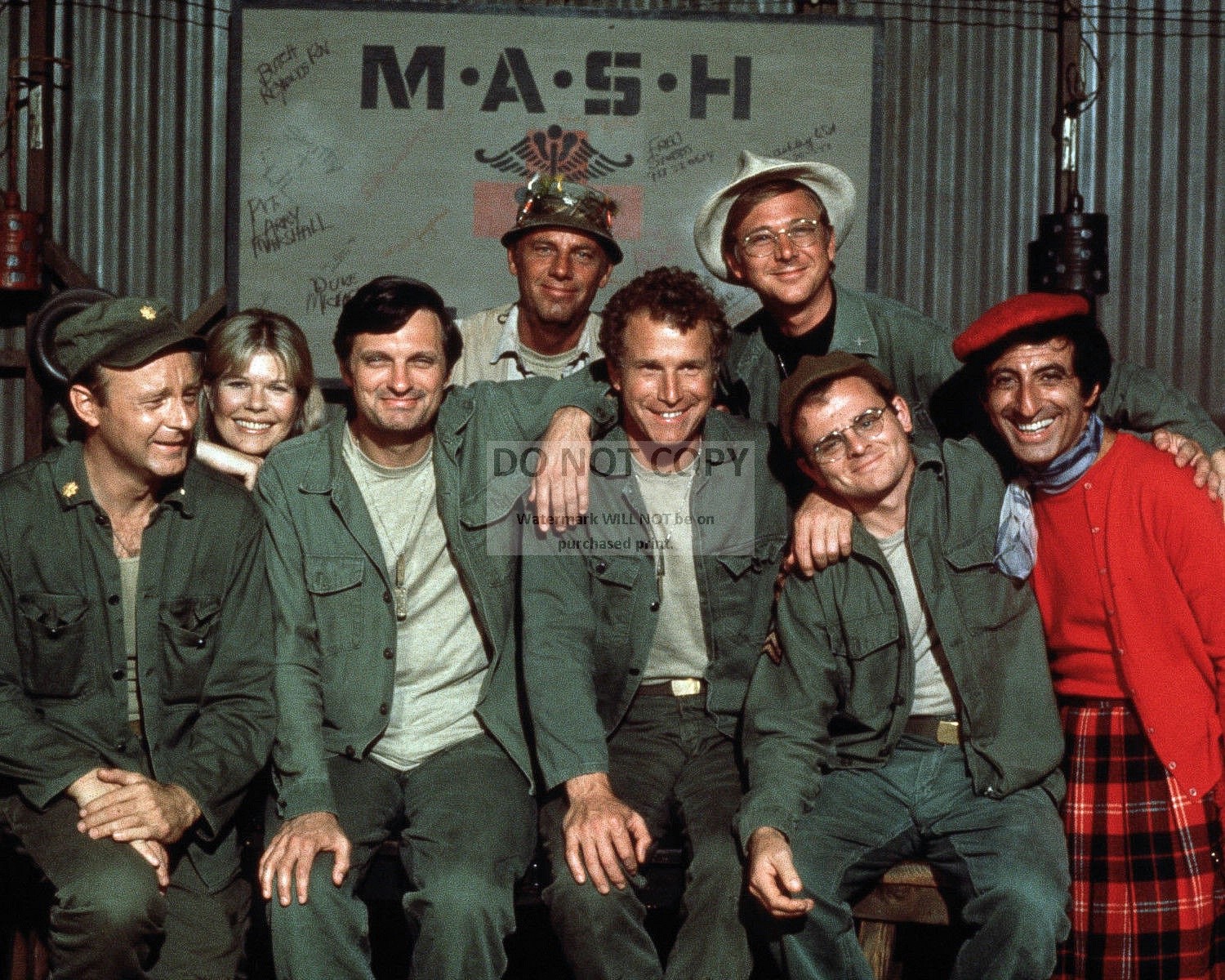 "M*A*S*H" MASH CAST FROM THE TELEVISION SHOW 8X10 PUBLICITY PHOTO (EP
