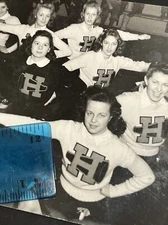 “CHEERLEADERS High School GIRLS”  H SWEATERS TEAM GROUP PHOTO 1940s Great IMAGE