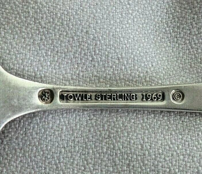 ВИНТАЖНАЯ САХАРНАЯ ЛОЖКА ИЗ СТЕРЛИНГОВОГО СЕРЕБРА REPROUSSE 1969 - Изображение 4 из 4