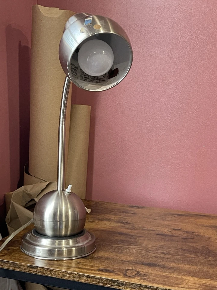 Lámpara de Escritorio con Base de Bola Giratoria y Ajustable Foto 3 de 4