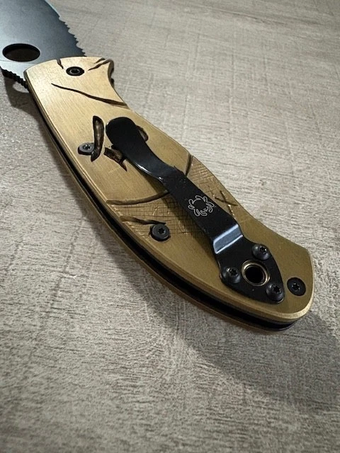 Navaja de bolsillo Spyderco Tenacious Samurai Ronin de latón de 3,39 pulgadas - C122PSTNBK Foto 4 de 4